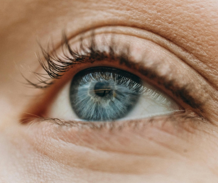 La verdad sobre los sérums para pestañas y cejas : los peligros que nadie te cuenta (y lo que sí funciona)
