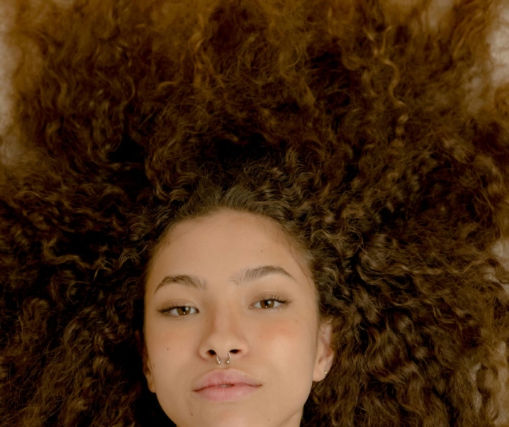 Encrespamiento y Frizz: causas, soluciones y rutina definitiva para controlarlo